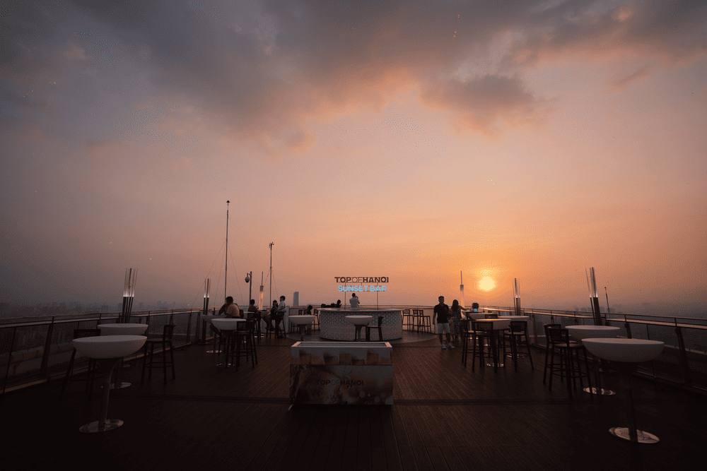 Top of Hanoi - Nơi bạn có thể đứng từ trên cao và tận hưởng vẻ đẹp toàn cảnh thành phố mỗi khi đêm về (Nguồn: Top of Hanoi - Lotte Hotel Hanoi)